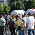 Na platou ispred Skupštine Srbije više stotina ljudi, nepoznat razlog okupljanja
