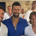 FOTO Poruka koju je Novak napisao na majici Modrića raspametila Balkan: Svi pričaju o posveti koju mu je poklonio