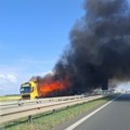 Zapalio se kamion kod naplatne rampe Stara Pazova – saobraćaj obustavljen