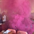 Pogledajte trenutak kad su u Skupštini Zaječara bačeni biber sprej i dimna bomba FOTO, VIDEO