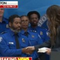 Погледајте како Трамп испуњава обећање: Запослени на аеродрому који су радили за време обуставе владе добили по 10.000…