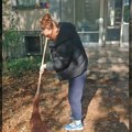 Pevačica u trenerci čisti ispred zgrade: U opuštenom izdanju uzela metlu i sredila ulaz: "Ovako zatežem trbušnjake i gluteus"…