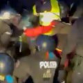Пакао на улицама Немачке! На демонстранте пуштани водени топови, општа макљажа (фото/видео)