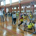 Promocija mini rukometa u OŠ „Laza K. Lazarević“: Više od 200 mališana napravilo prve sportske korake