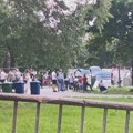 Reporterke "Vremena" u Ćacilendu: Svađa u redu za pljeskavice, Brnabić i pogledi "opasnih tipova"