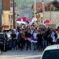 Prelepe slike iz Kosovskog Pomoravlja: Složno, sa srpskim trobojkama na glasanje FOTO