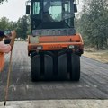 Radovi na asfaltiranju kolovoza u Čalmi biće gotovi i pre roka, sledi sadnja zelenog prstena