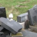 Tužne Mitrovske zadušnice: Očajna rodbina sakuplja ostatke polomljenih nadgrobnih ploča - sve uništeno (video)