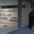 Mladići se pojavili na akciji krečenja murala Dinku Gruhonjiću pa šutirali opremu
