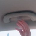 Milioni ljudi ovo nisu znali Evo čemu zapravo služi ručka u automobilu (video)