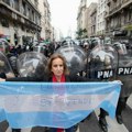 Senat dao zeleno svetlo za ekonomske reforme predsednika Argentine, neredi u Buenos Ajresu