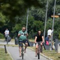 "Ljubav nas štiti od starosti": Prelepa scena sa šetališta u Inđiji oduševila sugrađane (video)