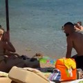 Užičanin na plaži u CG prišao devojci pred njenom majkom – zbog onog što je usledilo postao je zvezda društvenih mreža