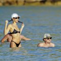 Minijaturni tanga bikini svima pomutio razum: Slavni glumac uživao na plaži, ali svi su gledali obline njegove 24 godine…