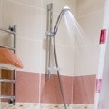 ''Ovo izgleda kao spomenik u Kragujevcu '' Fotografija tuš kabine izazvala haos na mrežama, svi se pitaju kako uopšte…