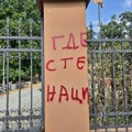 „Nije normalno da decu nazivaju nacistima“: Protest ispred Jovine gimnazije