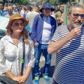 Dostojanstvena i uvek sa osmehom na licu: Ko je Branka Pujić, koja zajedno sa suprugom protestuje u Zemunu?
