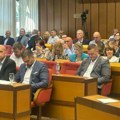Svečana sednica novosadske skupštine održana uz jake policijske snage: Dekanu Patriku Dridu dodeljena Oktobarska nagrada