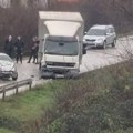 Жесток судар аутомобила и камиона код Чачка: Предњи део аута смрскан, теретњак умало да слети са пута