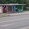 Frižideri pod nadstrešnicama na Bagljašu izazvali reakcije građana: „Od kiše se štiti sladoled, a ne ljudi?“ Frižideri pod…