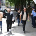 Општинска инспекција покушала да уклони знак "Волим Митровицу", полиција привела па пустила Радојевића и Запорошца