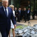 Brižit Makron i Donald Tramp opet privukli svu pažnju: Uslikani kako se "pipkaju", otkriveno šta se dogodilo