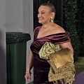Bori se sa rakom, a ne skida osmeh sa lica: Milica Dugalić zablistala na žurci Elite, zadržala vedar duh