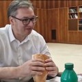 Vučić jeo parizer pa objavio snimak: Sprdnja sa narodom ili realnost? (video)