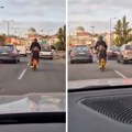 Nebezbedna vožnja bicikla na Autokomandi: Stavio dete u sedište, pa zaobišao kolonu automobila