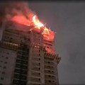 Strava i užas usred noći: Gori zgrada od 28 spratova, na trotoar i ulicu padali užareni delovi (foto/video)