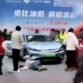 VIDEO: Kineski električni auto povredio posetioce auto sajma