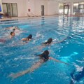 Запливали дјаци у велелепном новом затвореном базену: Оџан први час физичког васпитања у води, градјани одушевљени…