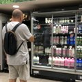 Тесла, ти ли: Си?! Људи гледају тетрапак млека из маркета у Москви и ваљају се од смеха