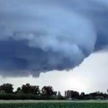 "Ovo je kao tornado"! Crni oblak u Hrvatskoj uplašio građane - Nevreme stiže i u Srbiju