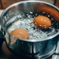 Stavljate li jaja u ključalu ili hladnu vodu kada ih kuvate: Razlika je velika