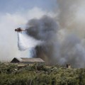 Požari stigli do predgrađa Atine: Neviđena drama u Grčkoj, vatru neprestano gasi 17 letelica, hitno evakuisano 10 naselja…
