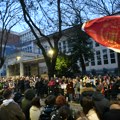 Ispred OŠ Vladislav Ribnikar protest roditelja u znak podrške učiteljici FOTO