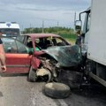 Direktan sudar auta i kamiona kod Sremskih Karlovaca: Strašan prizor na putu, intervenisali i vatrogasci (foto)