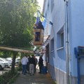 Progon do istrebljenja! Kurtijevi teroristi zatvorili biblioteku u Kosovskoj Mitrovici!