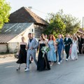 Dirljivi prizori iz Požege: Maturanti koji su se odrekli slavlja da bi bili uz uhapšenog druga večeras na novoj proslavi uz…