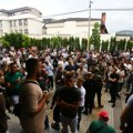 Građani u Novom Pazaru ispred suda traže puštanje na slobodu uhapšenih