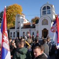Srbi sa KiM koji pešače ka Novom Sadu u Preljini zapalili sveće stradalima u padu nadstrešnice