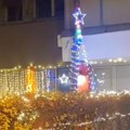 Divne slike blokova u Beogradu: Stanari nisu štedeli na novogodišnjim ukrasima, prolaznici zastaju od lepote