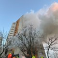 (Foto) Buknuo požar u soliteru, gust dim prekrio grad. Hitne službe jure na lice mesta u Berlinu, stanari hitno evakuisani.
