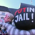 Вређао Путина и Русију, па завршио иза решетака: Немачком сатиричару потврђена казна од 8,5 година затвора (видео)