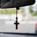 Mnogi vozači drže krst na retrovizoru: Evo šta o tome kaže crkva, a na šta upozoravaju stručnjaci