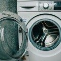 Policija u Hongkongu pokrenula istragu zbog snimaka psa u uključenoj veš-mašini