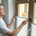 Zašto nikada ne bi trebalo da spuštate roletne do samog kraja? Jednostavan trik koji sprečava zamagljivanje prozora i vlagu u…