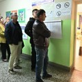 (Foto) Opšti izbori u BiH: Vlast bira 3,46 miliona glasača, tehnički problemi na pojedinim biračkim mestima