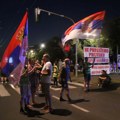 Veliki broj građana i večeras se okupio na Konjarniku pružajući podršku studentima, prisutna policija